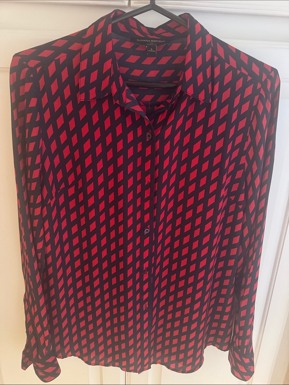 Banana Republic Women’s Rad and Black Geometric Button-Up Shirt